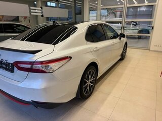 2021 Toyota Camry VIII (XV70) Рестайлинг, белый, 3500000 рублей, вид 4