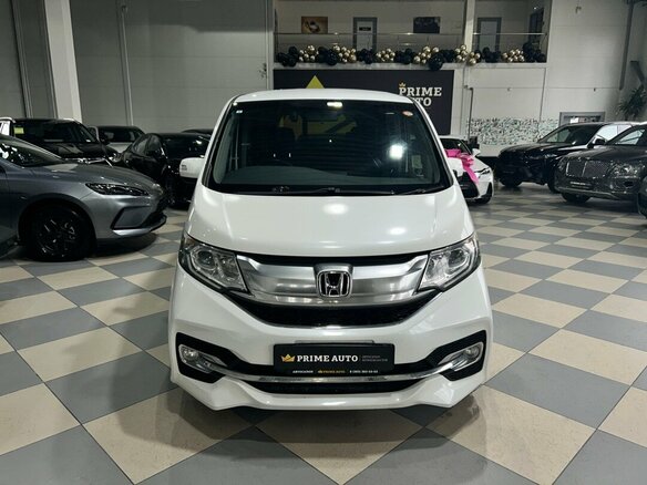 2015 Honda Stepwgn V, белый, 1649000 рублей - вид 1