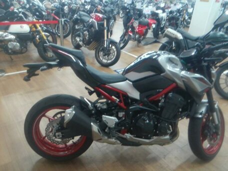 2022 Kawasaki Z 900, серебристый, 1125000 рублей, вид 3