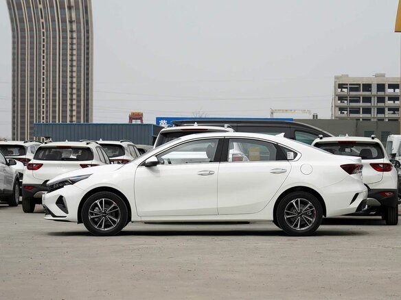 2026 Kia K3 II (China Market) Рестайлинг, белый, 2270700 рублей - вид 4