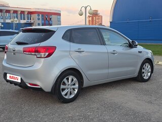 2015 Kia Rio III Рестайлинг, серебристый, 850000 рублей, вид 5