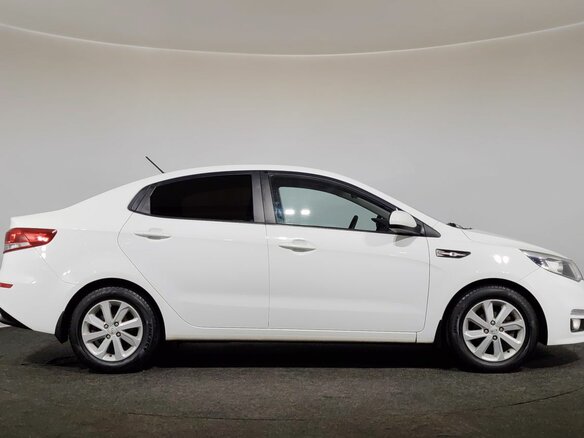 2017 Kia Rio III Рестайлинг, белый, 1000000 рублей - вид 3