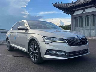 2022 Skoda Superb III Рестайлинг, серебристый, 2377700 рублей, вид 3