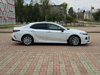 2019 Toyota Camry VIII (XV70), белый, 2420000 рублей, вид 4