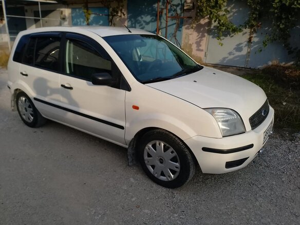 2005 Ford Fusion I, белый