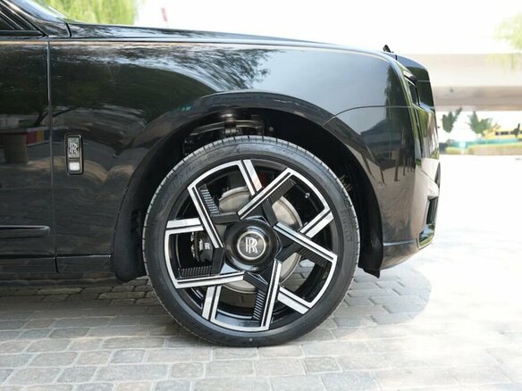 2026 Rolls-Royce Cullinan Black Badge I Рестайлинг (Series II), чёрный, 64990000 рублей - вид 6