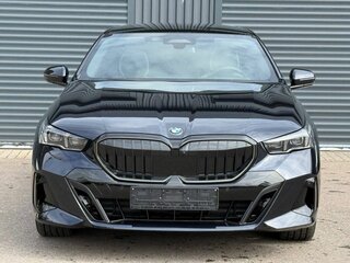 2026 BMW 5 серии 530i xDrive VIII (G60/G61/G68), чёрный, 9900000 рублей, вид 3