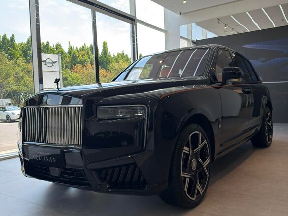 2026 Rolls-Royce Cullinan Black Badge I Рестайлинг (Series II), чёрный, 48000000 рублей - вид 4