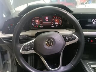 2023 Volkswagen Golf VIII, серебристый, 1650000 рублей, вид 2
