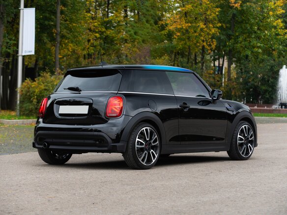 2021 Mini Hatch Cooper III (F55/F56) Рестайлинг 2, чёрный, 3790000 рублей - вид 5
