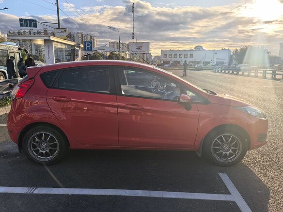 2015 Ford Fiesta Mk6 Рестайлинг, красный, 699000 рублей - вид 3
