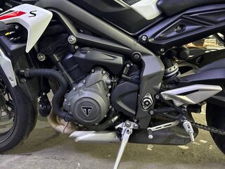 2021 Triumph Street Triple, белый, 780000 рублей, вид 5