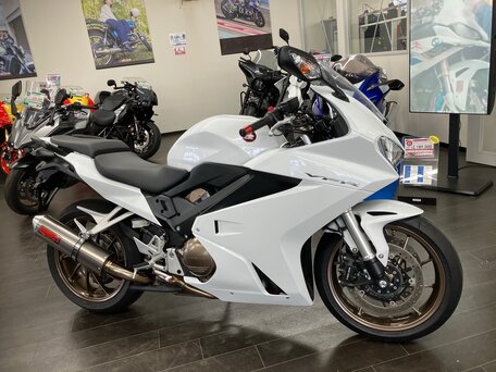 2017 Honda VFR 800, белый, 817000 рублей, вид 1