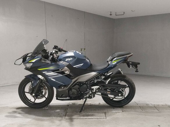 2022 Kawasaki Ninja 400, синий, 717000 рублей