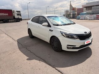 2016 Kia Rio III Рестайлинг, белый, 600000 рублей, вид 3