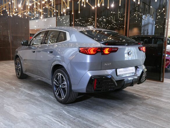 2024 BMW X2 sDrive25i II (U10), серый, 5200000 рублей - вид 3