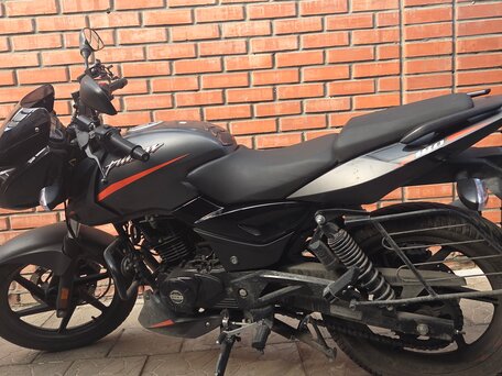 2022 Bajaj Pulsar 180, серый, 140000 рублей, вид 2