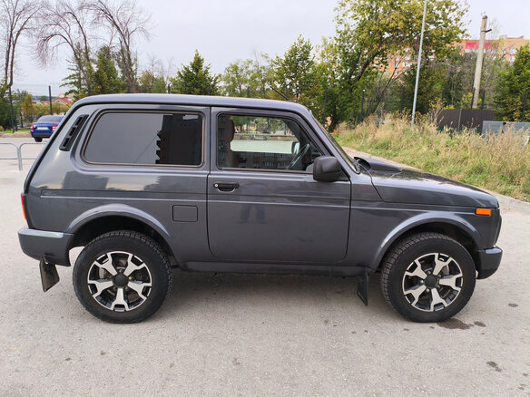 2021 Lada (ВАЗ) 2121 (4x4) Urban I Рестайлинг (2020), серебристый, 780000 рублей - вид 2