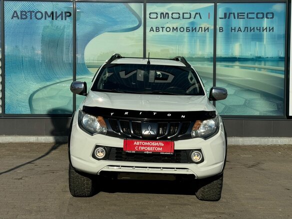 2017 Mitsubishi L200 V, белый - вид 1