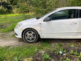 2011 Opel Astra GTC H Рестайлинг, белый, 320000 рублей, вид 3