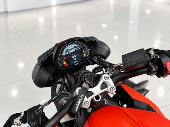 2024 Triumph Street Triple, оранжевый, 1229609 рублей - вид 12
