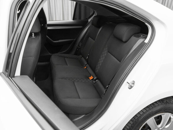 2019 Skoda Octavia III (A7) Рестайлинг, белый, 1525000 рублей - вид 11