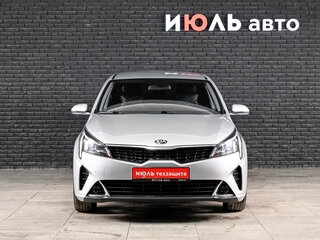 2021 Kia Rio IV Рестайлинг, серебристый, 1660000 рублей, вид 2