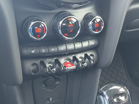2021 Mini Hatch Cooper III (F55/F56) Рестайлинг 2, белый, 2765000 рублей - вид 16