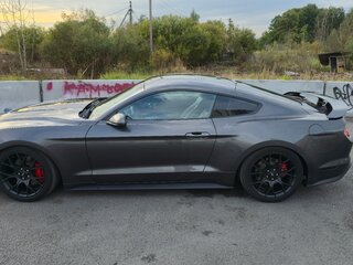 2018 Ford Mustang VI Рестайлинг, серый, 3350000 рублей, вид 4