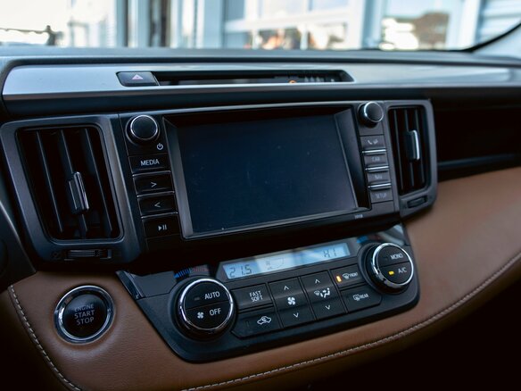 2017 Toyota RAV4 IV (XA40) Рестайлинг, белый, 1995000 рублей - вид 15