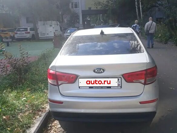 2017 Kia Rio III Рестайлинг, серебристый, 650000 рублей - вид 2