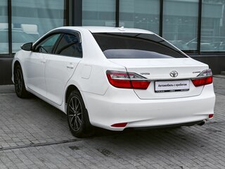 2017 Toyota Camry VII (XV50) Рестайлинг, белый, 2459000 рублей, вид 3