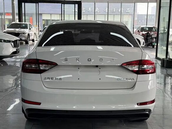 2021 Skoda Octavia III (A7) Рестайлинг, белый, 1600000 рублей - вид 3