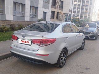 2015 Kia Rio III Рестайлинг, серебристый, 895000 рублей, вид 3