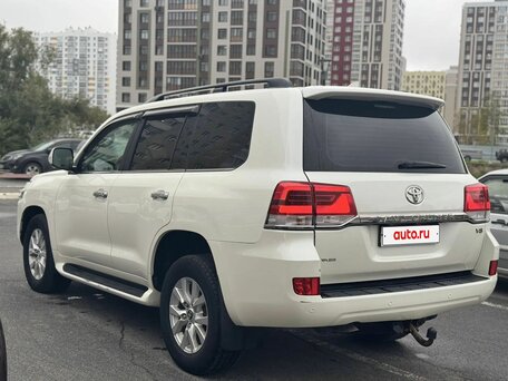 2019 Toyota Land Cruiser 200 Series Рестайлинг 2, белый, 4500000 рублей, вид 3