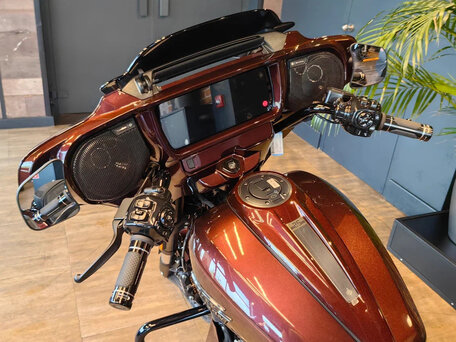 2024 Harley-Davidson CVO Street Glide, пурпурный, 3950000 рублей, вид 4