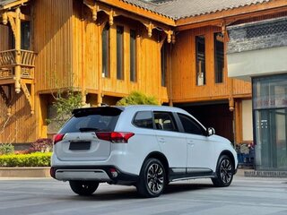 2020 Mitsubishi Outlander III Рестайлинг 3, белый, 3300000 рублей, вид 4