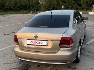 2015 Volkswagen Polo V Рестайлинг, бежевый, 800000 рублей, вид 3