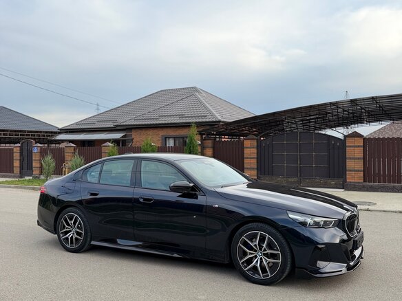 2024 BMW 5 серии 520i VIII (G60/G61/G68), синий, 6850000 рублей - вид 12