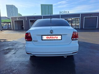 2017 Volkswagen Polo V Рестайлинг, белый, 1050000 рублей, вид 3