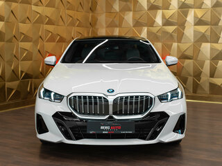 2025 BMW 5 серии 530e xDrive VIII (G60/G61/G68), белый, 8750000 рублей, вид 3