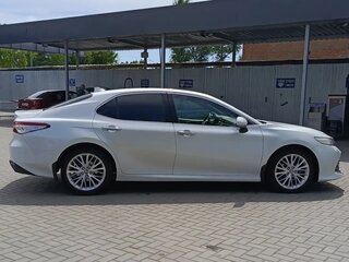 2020 Toyota Camry VIII (XV70), белый, 2790000 рублей, вид 4