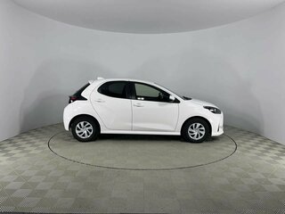 2021 Toyota Yaris IV, белый, 1290000 рублей, вид 4