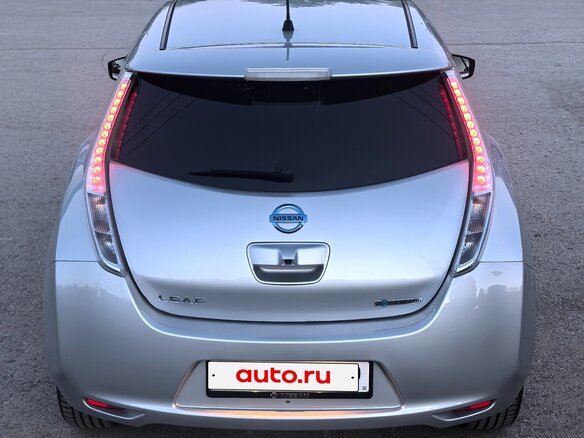 2017 Nissan Leaf 30kWh I (ZE0/AZE0), серебристый, 760000 рублей - вид 2