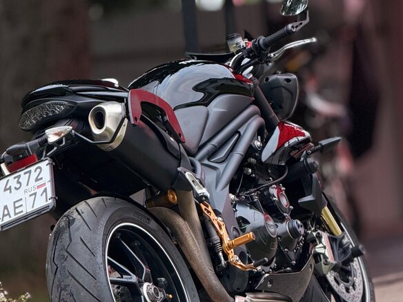 2016 Triumph Speed Triple, чёрный, 700000 рублей - вид 3
