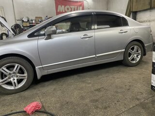 2009 Honda Civic Hybrid VIII, серебристый, 680000 рублей, вид 4