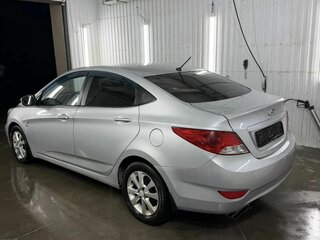 2012 Hyundai Solaris I, серебристый, 700000 рублей, вид 4
