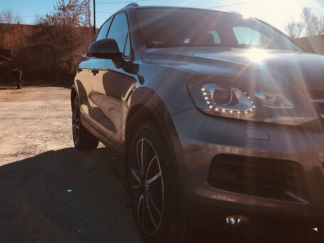 2010 Volkswagen Touareg II, серый, 1650000 рублей, вид 1