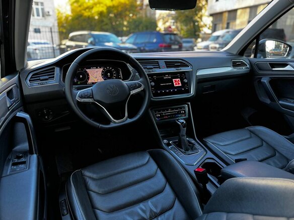 2022 Volkswagen Tiguan II Рестайлинг, чёрный, 2425000 рублей - вид 7