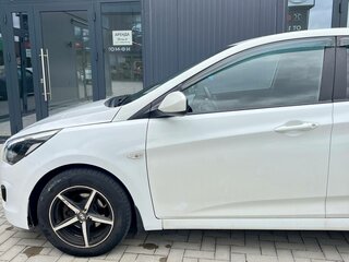 2015 Hyundai Solaris I Рестайлинг, белый, 790000 рублей, вид 4